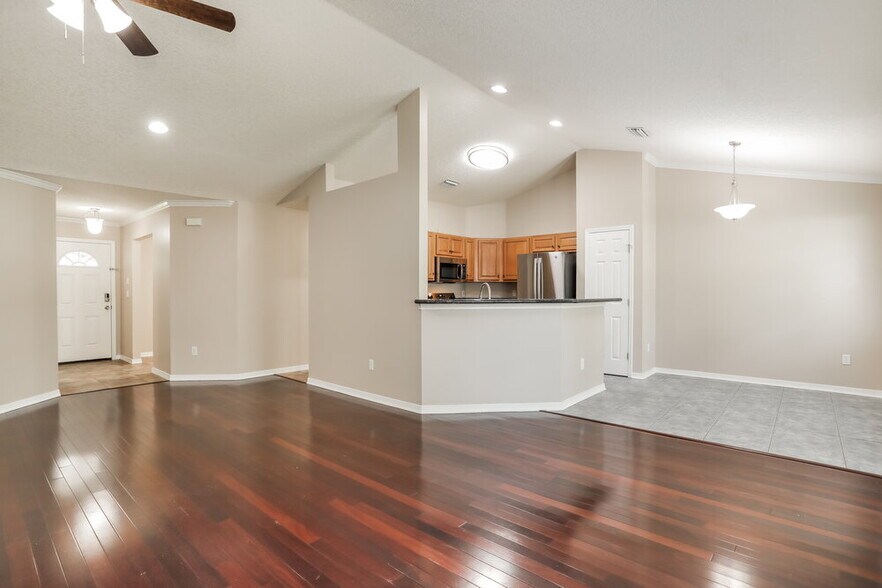 Building Photo - 3249 Silverado Cir