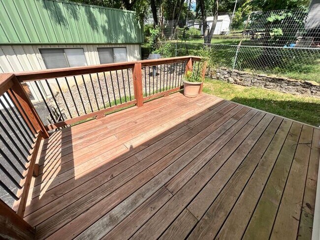 Building Photo - 2 Bed / 1 Bath House Near NKC!
