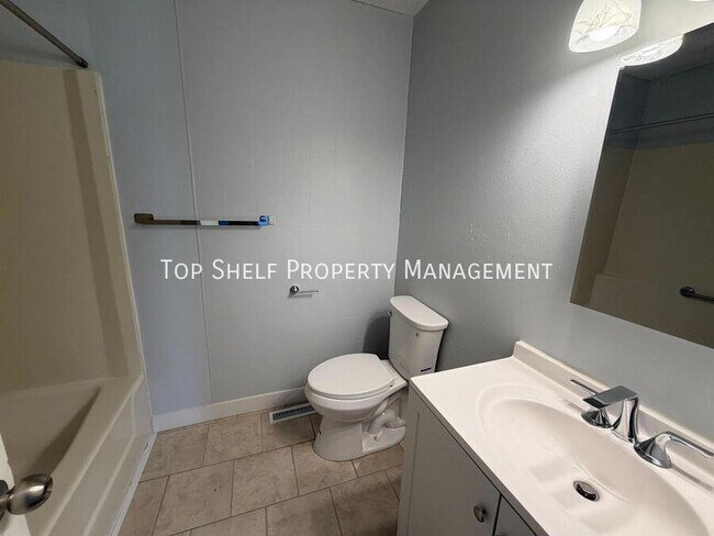 Building Photo - 1627 E Glenwood Dr