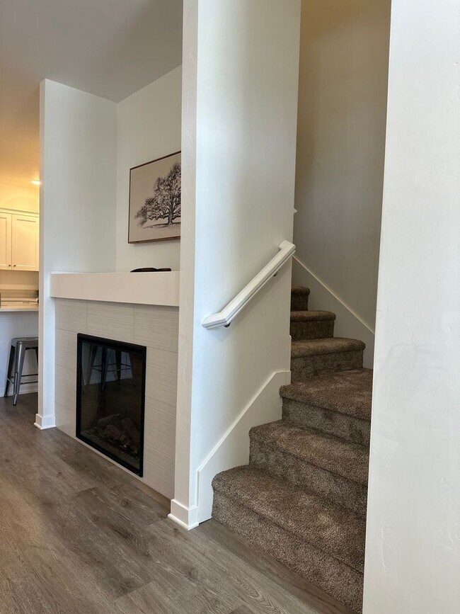Building Photo - Gorgeous newer townhome in SE Bend!