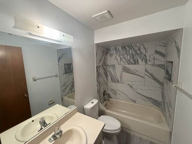 Building Photo - Gorgeous, Completely Remodeled 2/2.5 Condo in Sandlewood Creek- Winter Park!