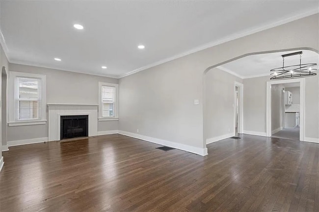 Building Photo - Stunning and Spacious 5BR 2BA Home in Kansas City