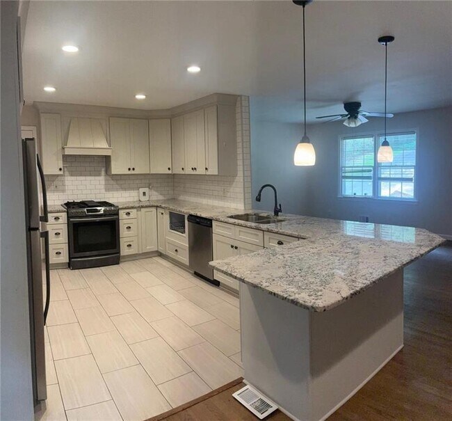 Building Photo - 1744 Oak Ridge Way NW