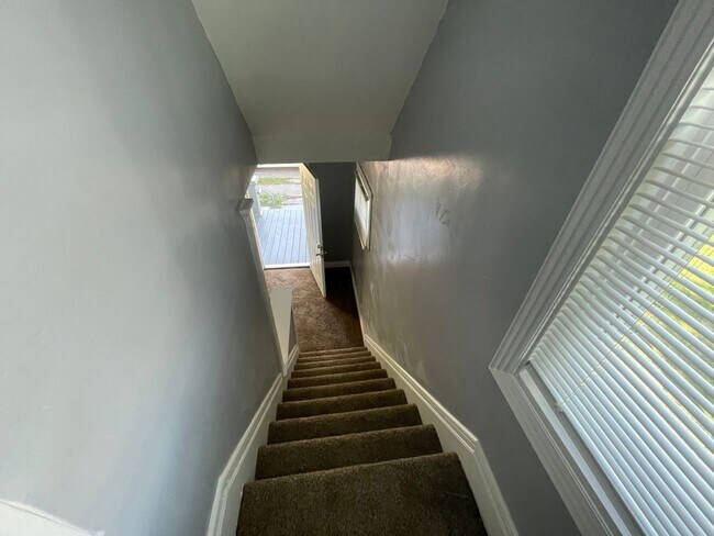 Building Photo - DAYTON, OH - FIVE OAKS - 3 BEDROOM/1 BATH ...