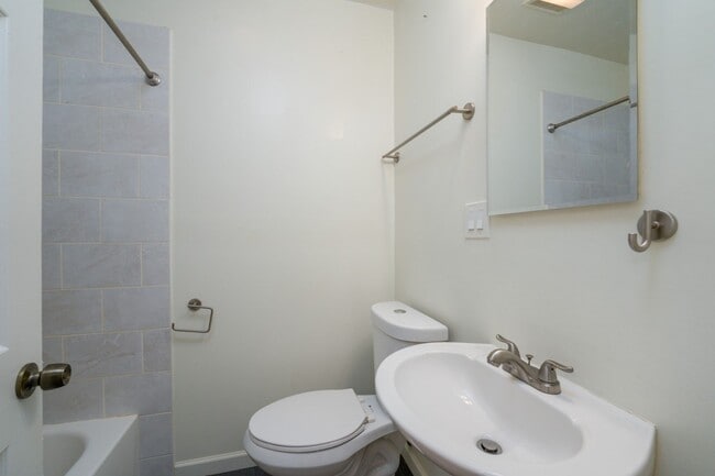 Building Photo - 3218 E Lombard St
