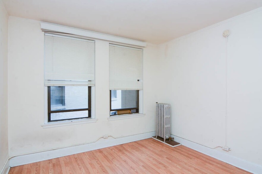 Building Photo - 3335 W Diversey Ave