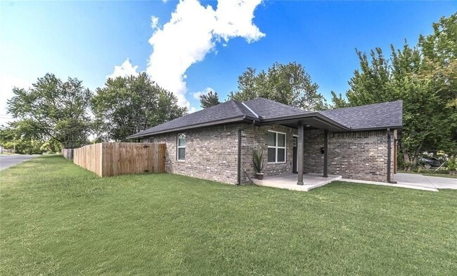Building Photo - 1717 Breckenridge Dr