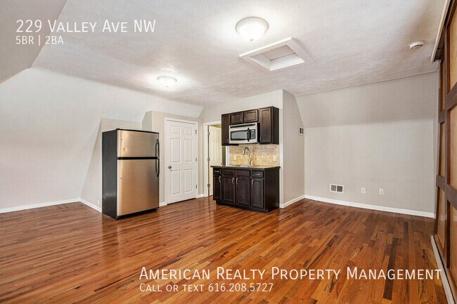Building Photo - 229 Valley Ave NW