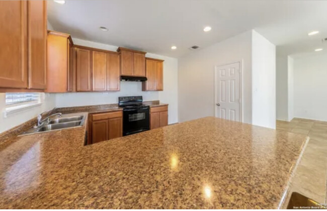 Building Photo - Modern Room for Rent