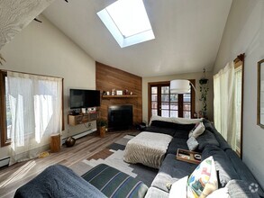 Building Photo - Exquisite 2 Bedroom 2 Bath Excellent Locat...