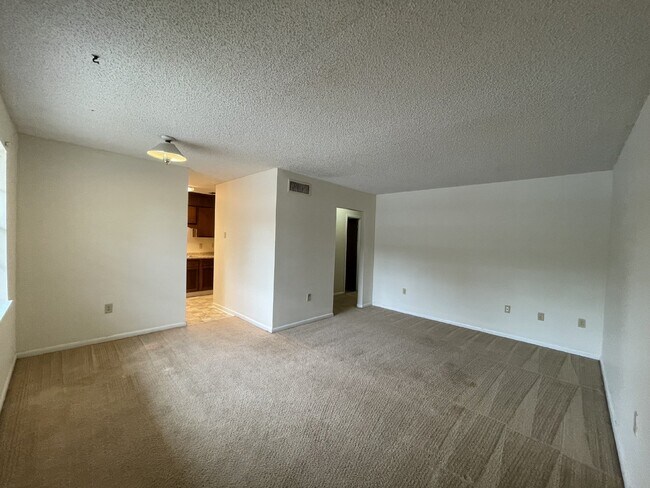 Building Photo - Apartment For Rent