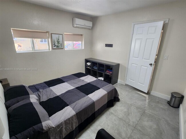Building Photo - 2165 SW 47th St