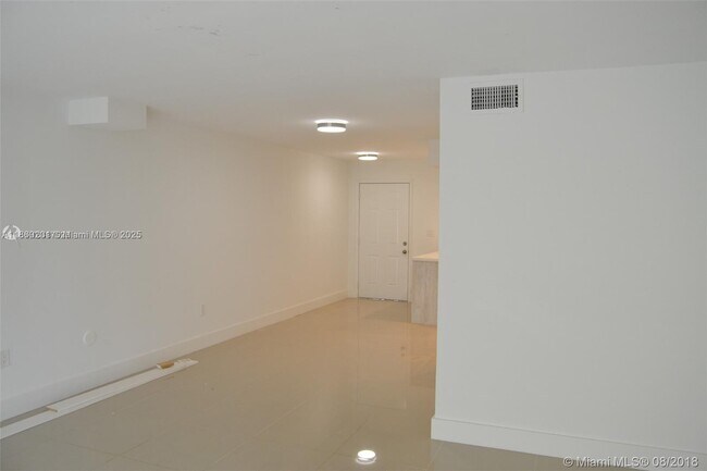 Building Photo - 9375 Fontainebleau Blvd