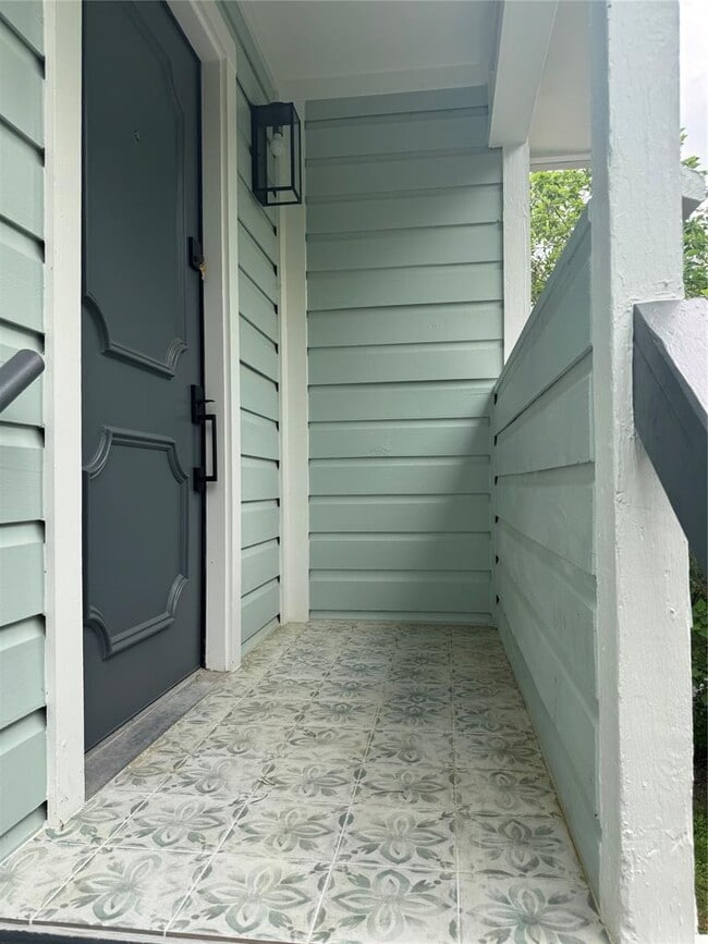 Building Photo - 1604 W 40th St