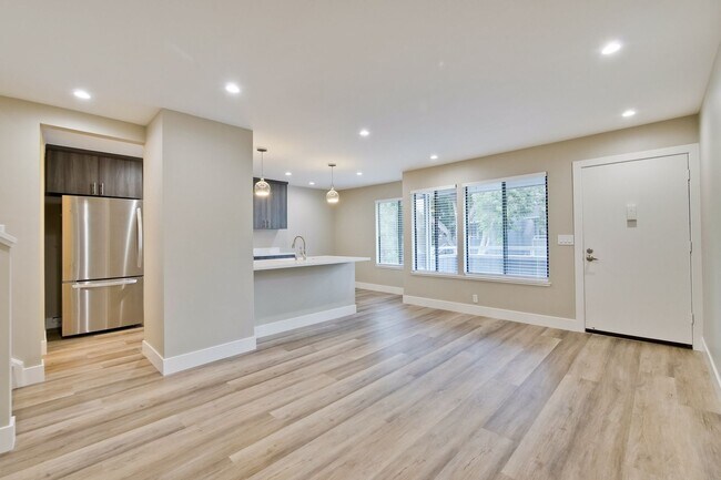 Building Photo - Stunning Modern Almost New Condo, Pets Welcome!