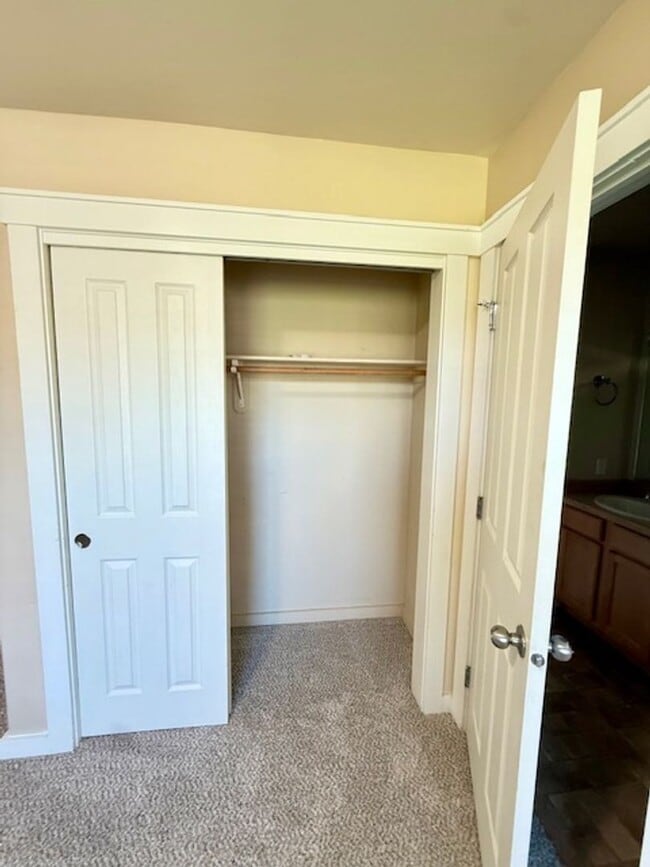 Building Photo - 3 Bedroom 3 Bathroom House Located Near a ...
