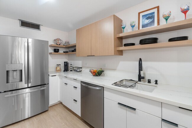 Building Photo - Waikiki Beach Gem- Fully Furnished 2BR/2BA...