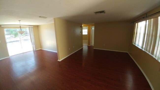 Building Photo - Large 2/2/1 1060 sq ft home with INDOOR LAUNDRY, a full garage, updated kitchen and a fenced in y...