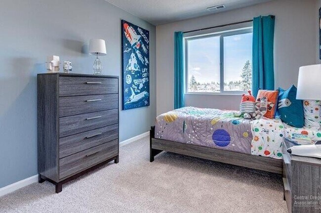 Building Photo - Newer SE 3 Bdrm House, All Appliances incl W/D, Air Cond, Community Pool, Double Garage