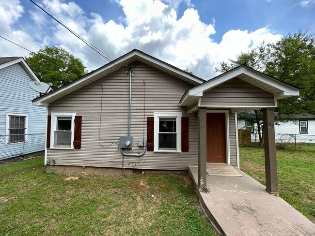 Building Photo - Updated 3/1 House in South Rome- $995