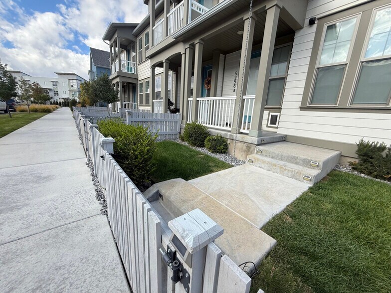 Building Photo - 5258 W Dock St