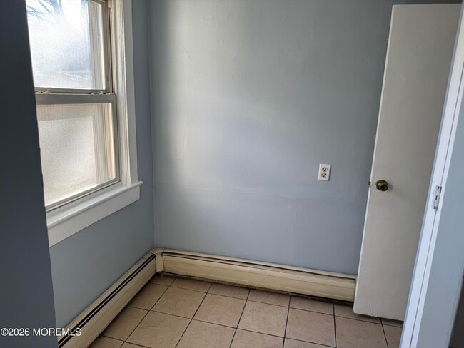 Building Photo - 811 Central Ave