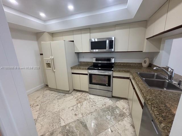 Building Photo - 520 Brickell Key Dr