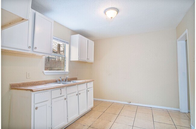 Building Photo - Don't Miss This Relaxing 3BR/1BA Home Near Beautiful Downtown!