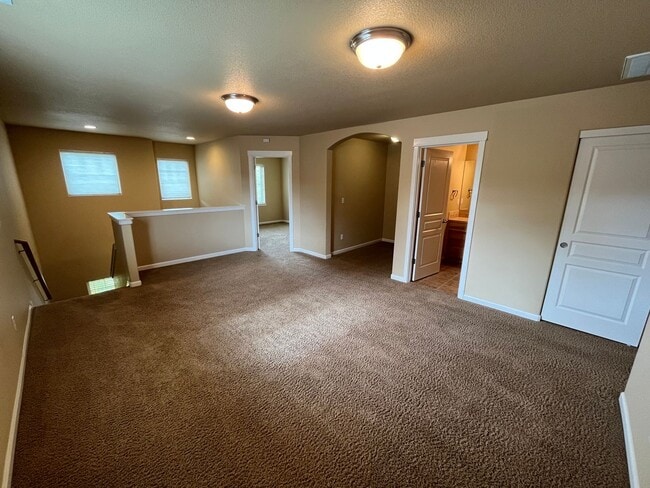 Building Photo - Spacious SE Bend 3 Bed/2.5 Bath on Corner ...
