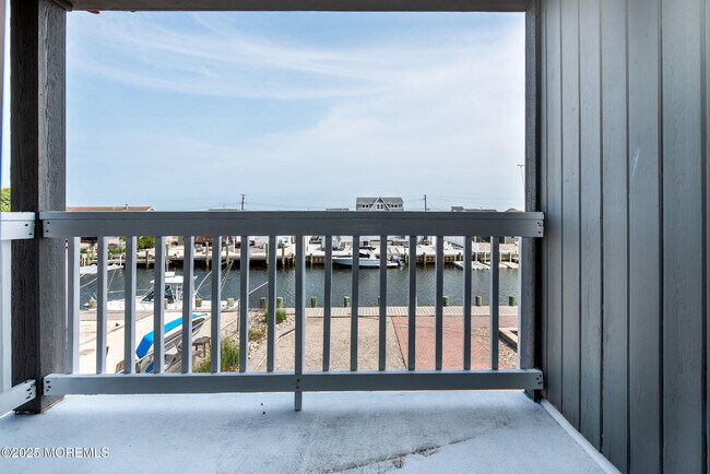 Building Photo - 813 Cable Dr