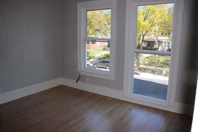 Building Photo - 2909 N Farwell Ave