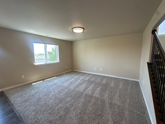 Building Photo - Stunning 4 Bed Home with Hot Tub in Founta...