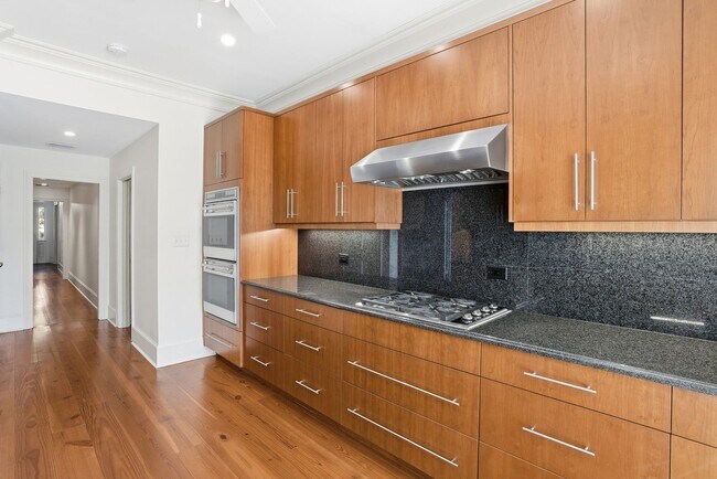 Building Photo - 3 BED | 4 BATH | TWO CAR GARAGE | HISTORIC DISTRICT TOWNHOME