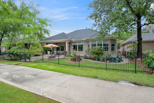 Building Photo - 204 W Pines Dr