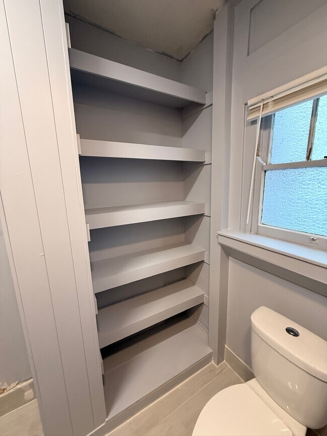 Building Photo - 6 W 30th St