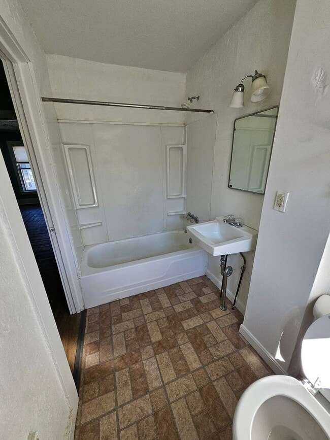 Building Photo - Upper 2 bedroom unit west side