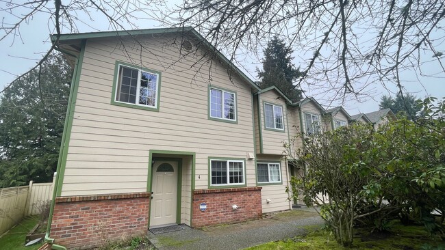 Building Photo - 3 bed 1.5 bath townhome in the prime locat...