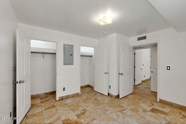 Building Photo - 540 S Yarbrough Dr