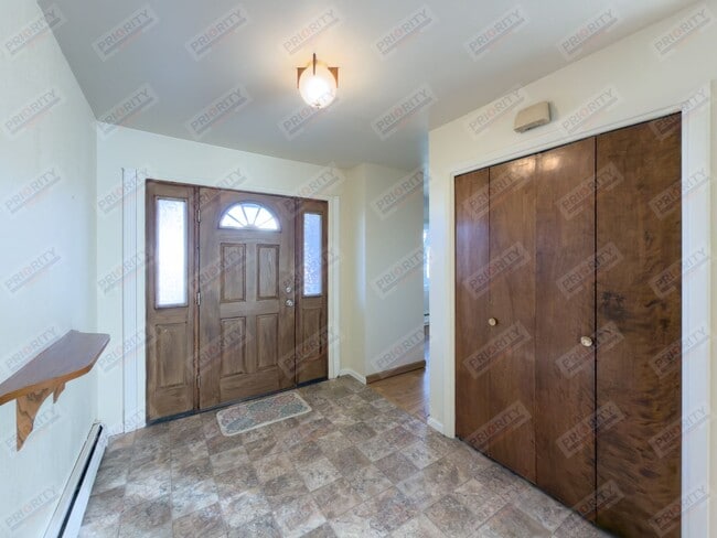 Building Photo - Large 4 bedroom, 2.5 bath downtown home