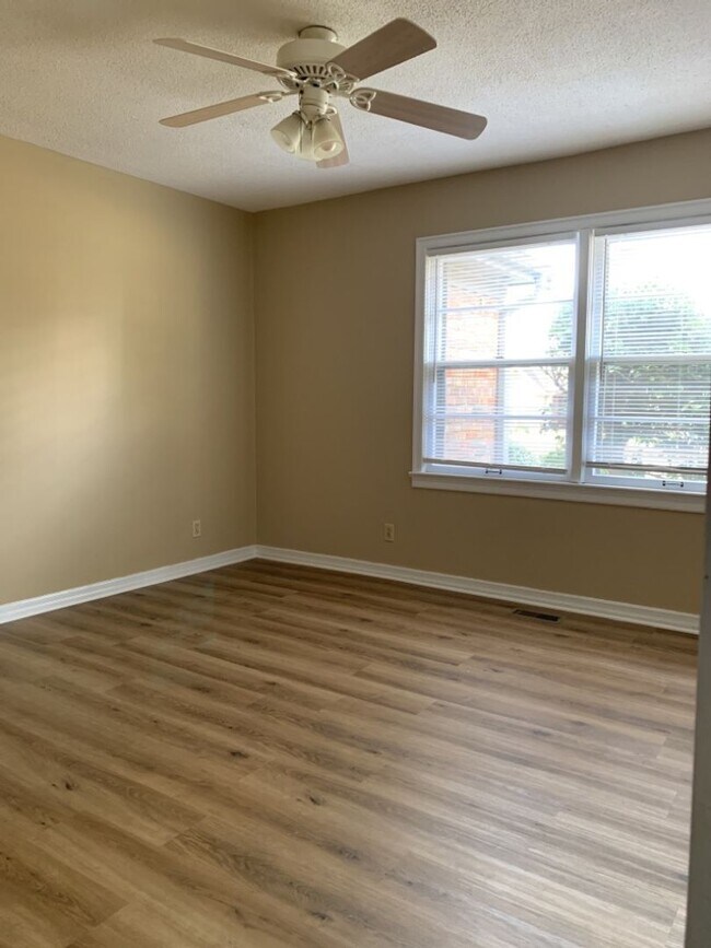 Building Photo - 2224 Bower Dr