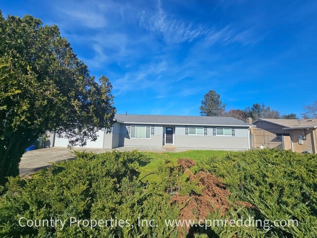 Building Photo - House with Huge Shop in the Heart of Redding Available Now!