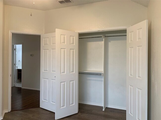 Building Photo - 4725 Park Bend Dr