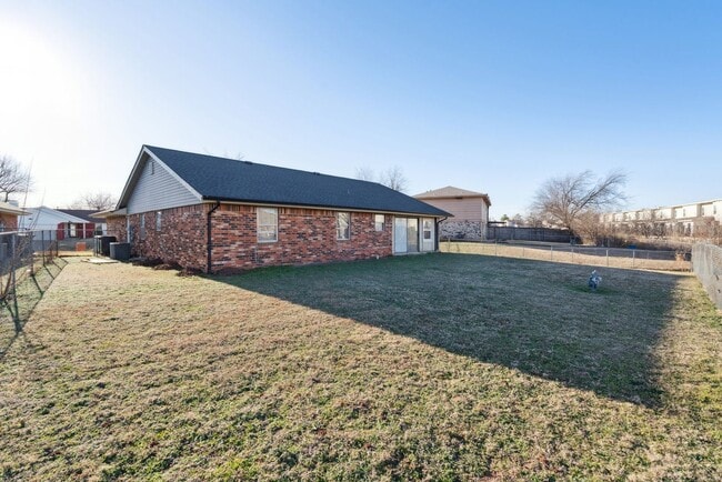 Building Photo - 3-Bedroom Home Near Dining, Shopping & Broadway Extension