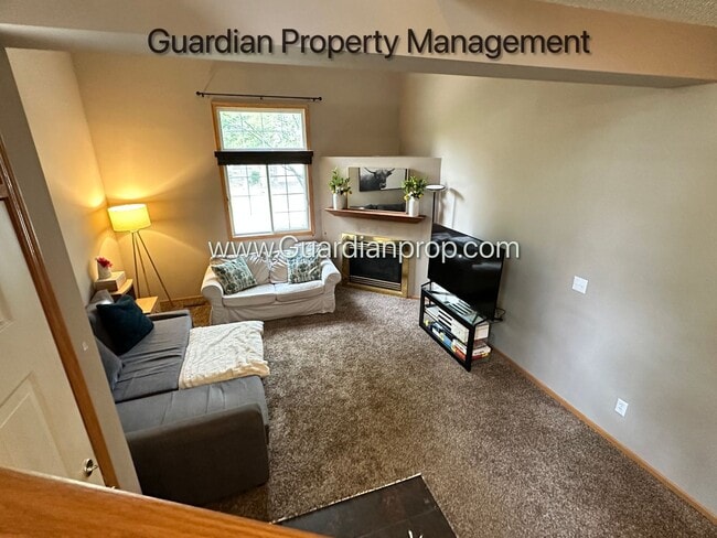 Building Photo - Eden Prairie End Unit Town Home, 2 Car Gar...