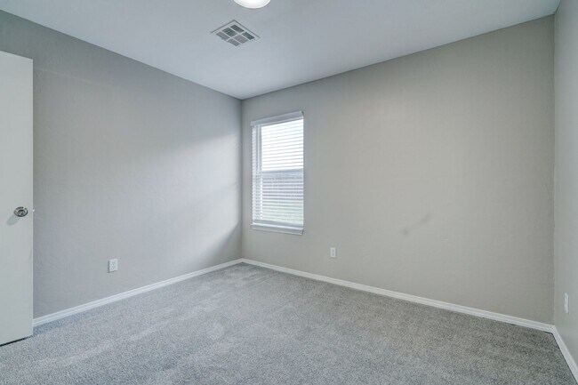 Building Photo - 10425 Aberdeen Dr