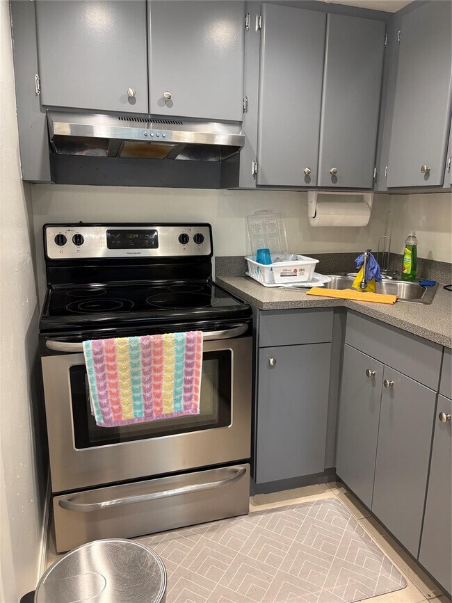 Building Photo - 101 SE 6th Ave