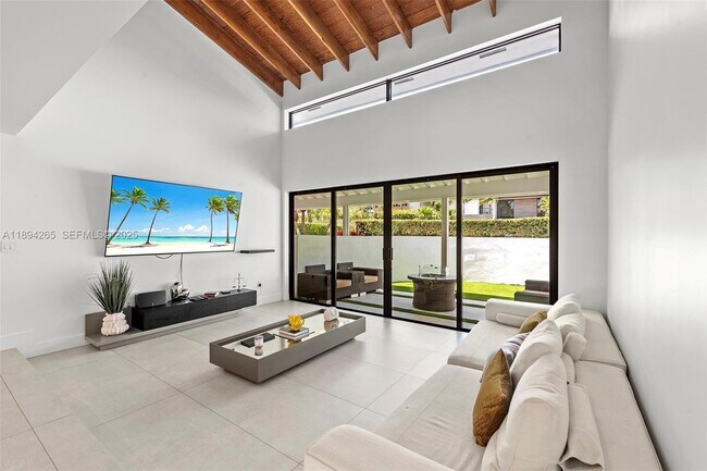 Building Photo - 207 Holiday Dr