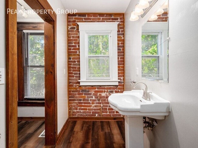 Building Photo - 1230 Indianola Ave