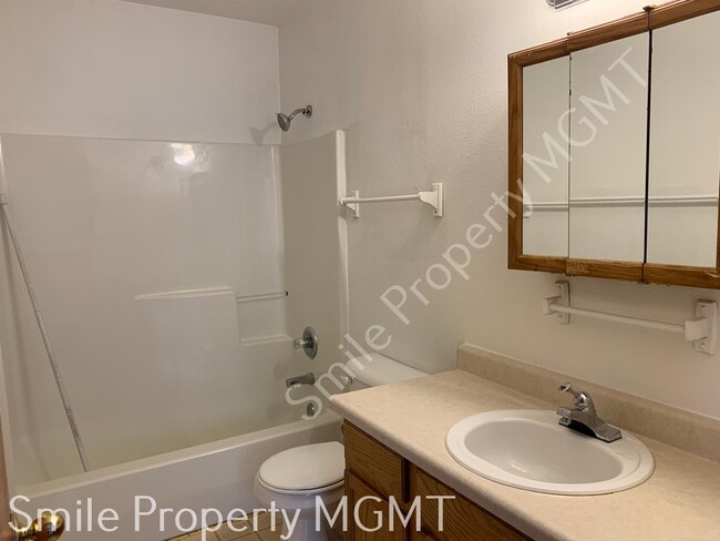 Building Photo - 8421 SE Insley St
