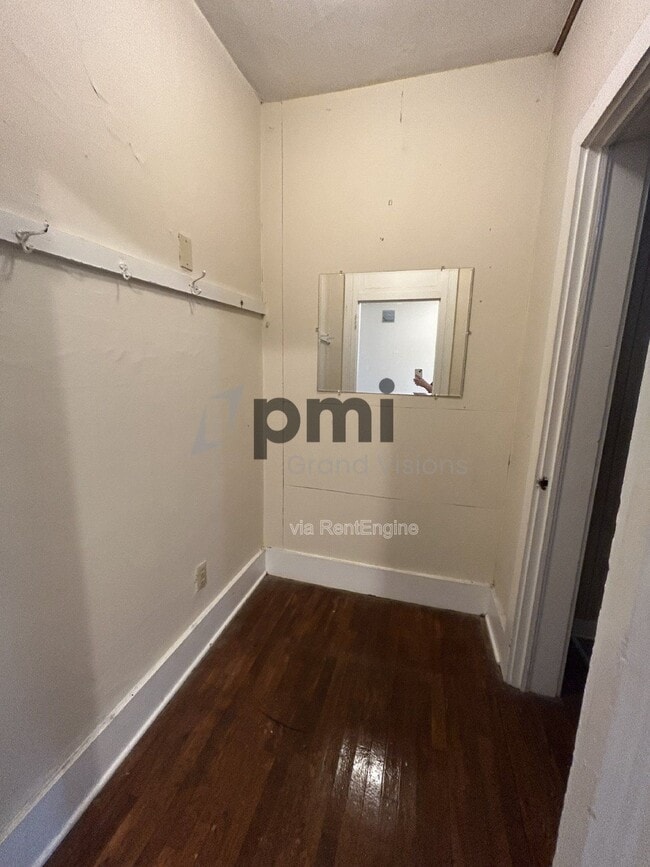 Building Photo - 1105 6th St